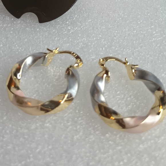 🎄14k Gold Plated Tri Tone Earrings - Picture 13 of 17